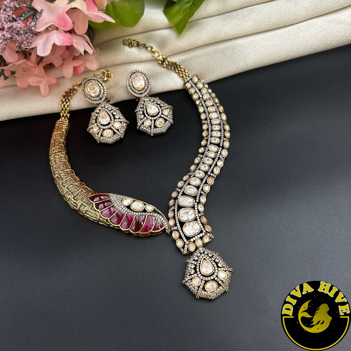 Inaaya Curve Necklace Set