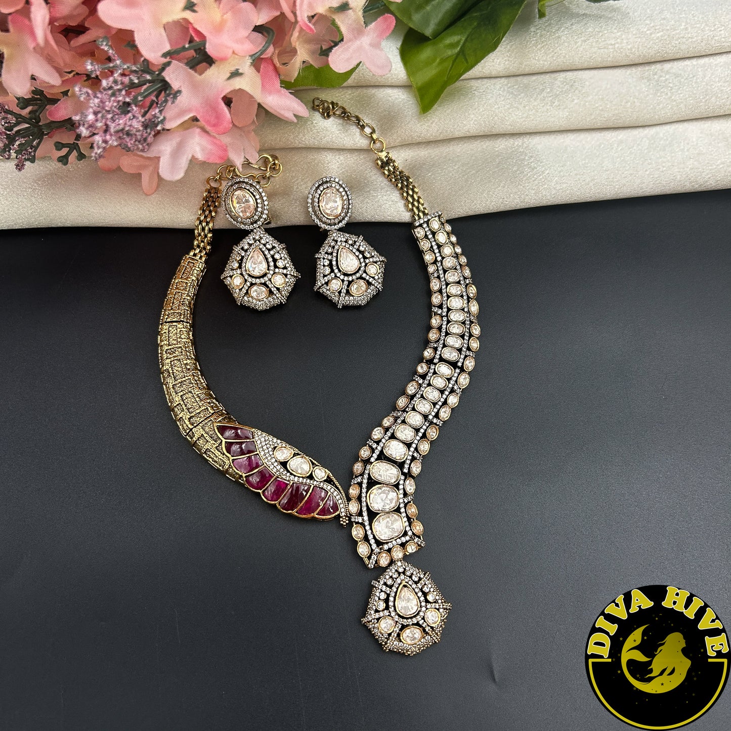 Inaaya Curve Necklace Set
