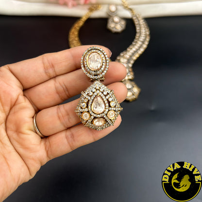 Inaaya Curve Necklace Set