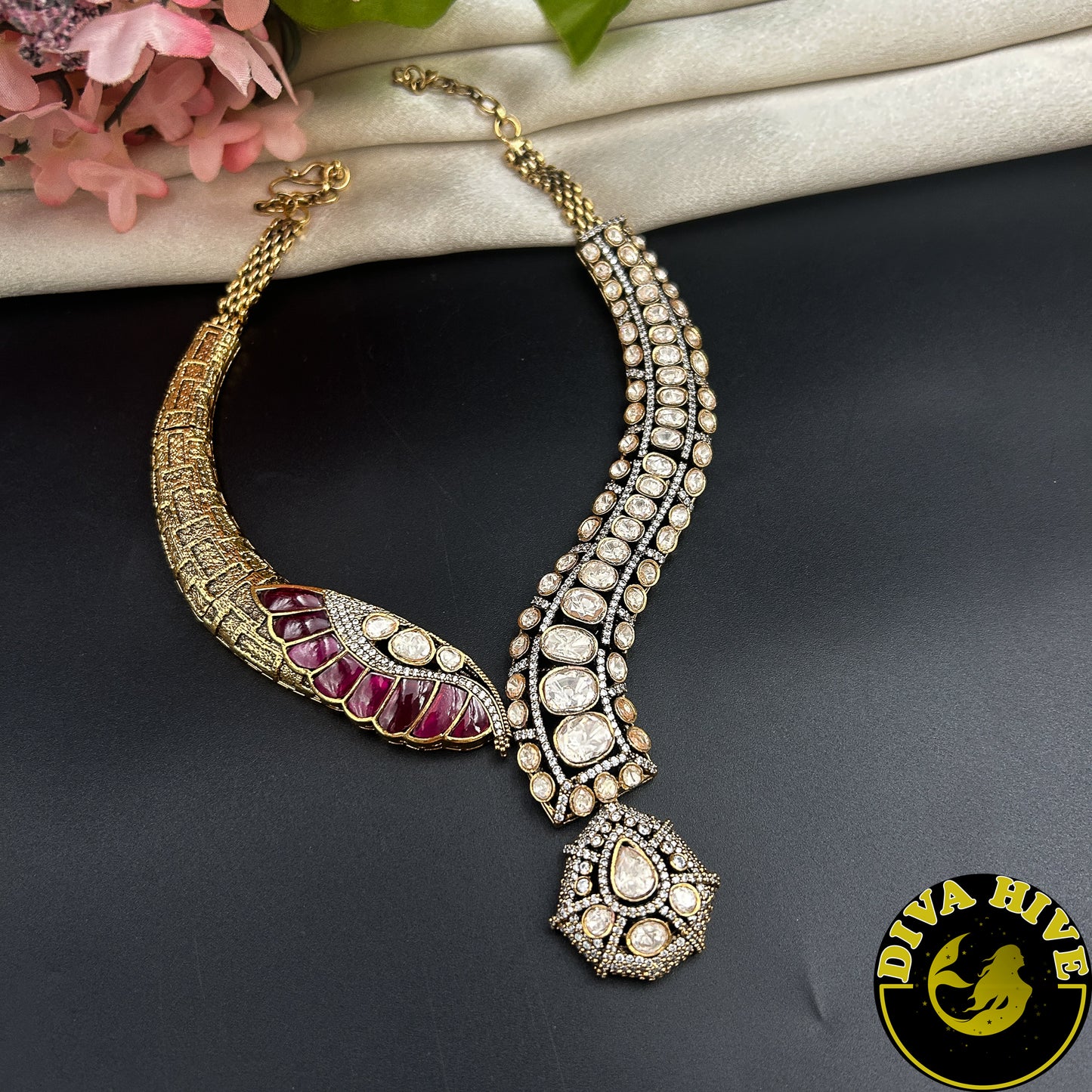 Inaaya Curve Necklace Set