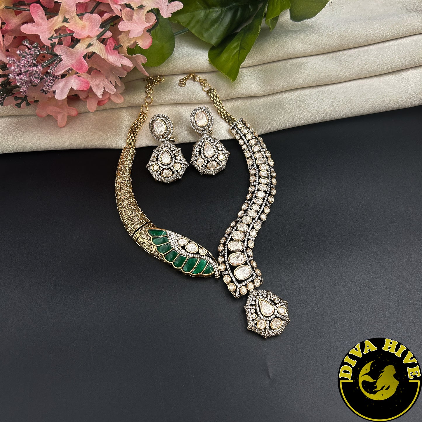 Inaaya Curve Necklace Set