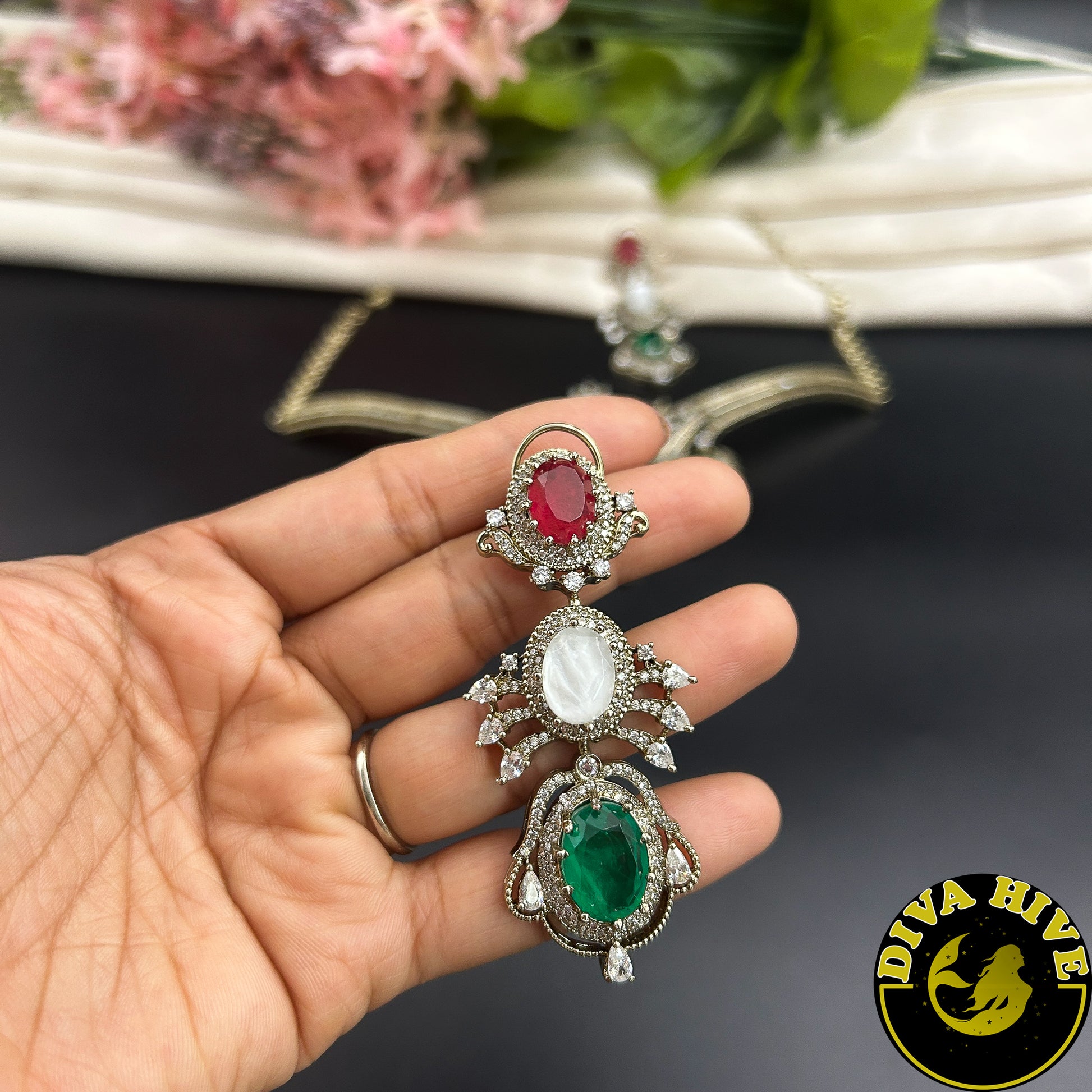 Inaaya Curve Necklace Set - Necklace -Choker, Doublet, Kundan, moissanite, Necklace - Divahive