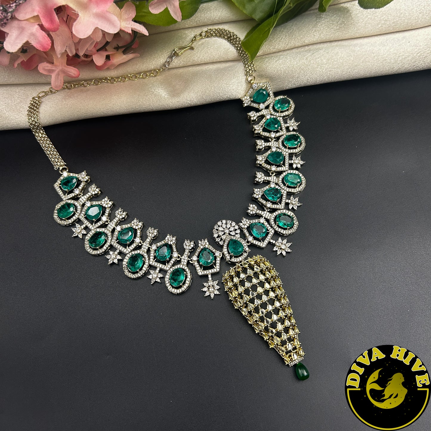 Aabha Curve Choker Set - Necklace -Choker, Doublet, Kundan, moissanite, Necklace - Divahive