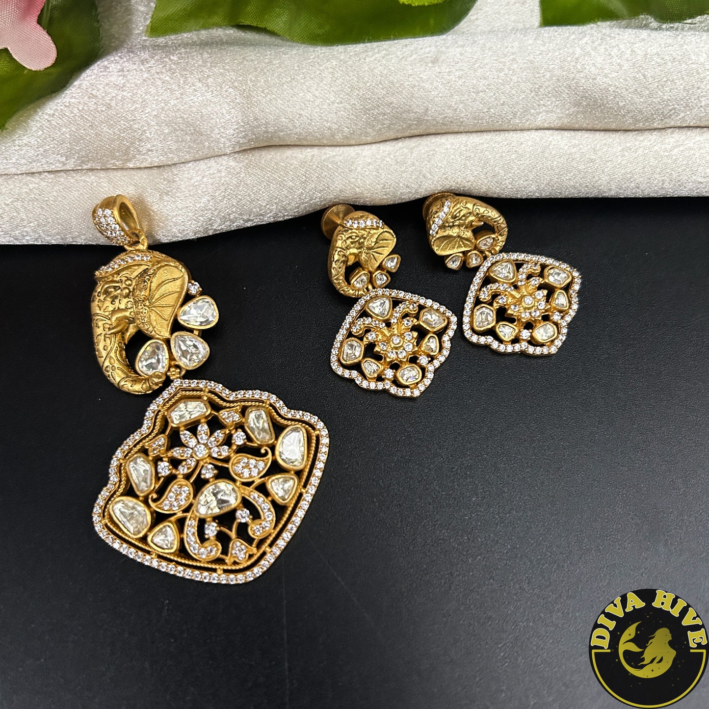 Aira Gaj Pendant Set
