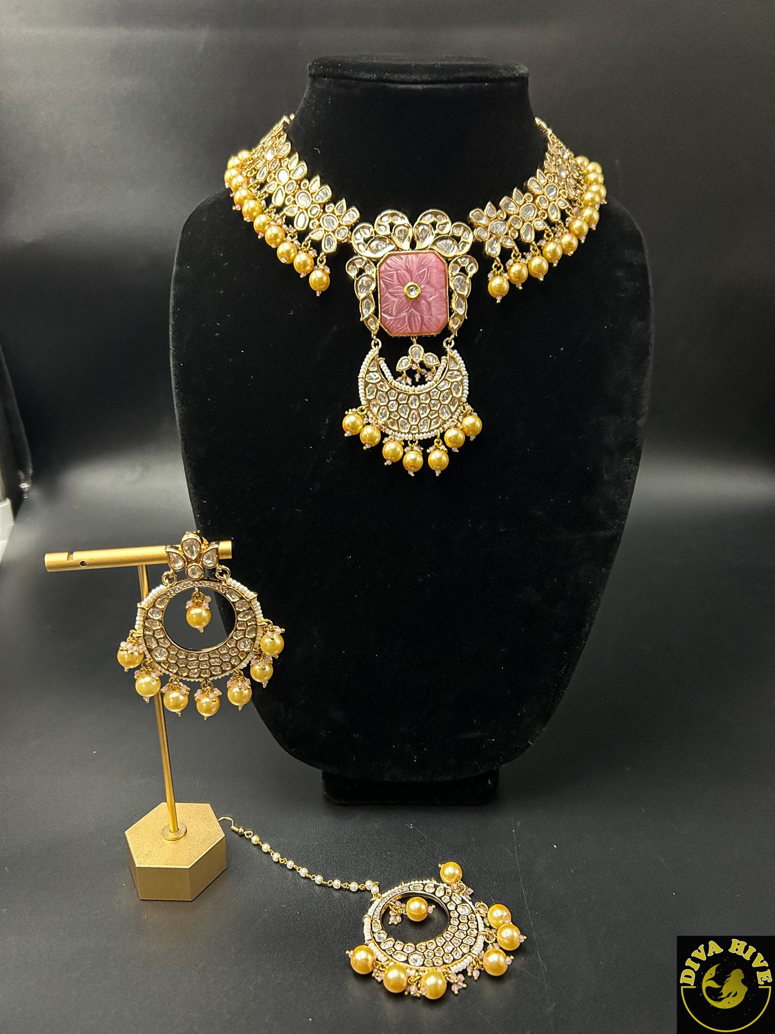 Premium Kundan Necklace with Semi Precious Carved Stone - Necklace -Kundan, Necklace - Divahive